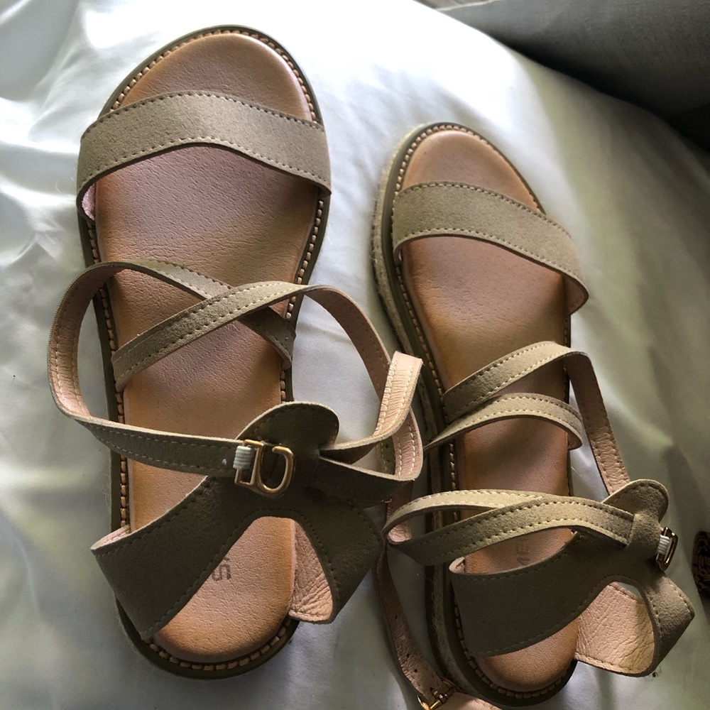 Sandal strap sandals